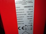 une étiquette apposée à l'arrière d'une borne d'incendie rouge