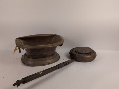 un petit bol en bois et une cuillère en métal posés sur une surface blanche
