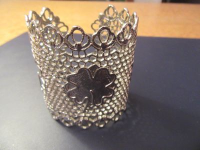 un gros plan d'un bracelet en argent posé sur une table