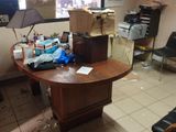 un bureau et des chaises dans une pièce dotée d'une grande fenêtre