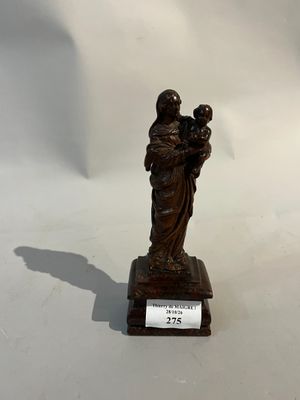 l'image d'une statue représentant une femme tenant un enfant dans ses bras