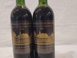 deux bouteilles de vin posées sur une table, à côté d'une étiquette de prix