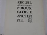 un livre posé sur une table
