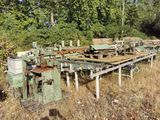 plusieurs machines qui sont à l'abandon dans l'herbe