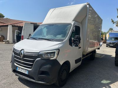la camionnette blanche est garée dans le parking à côté d'autres véhicules