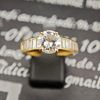 une bague en or sertie d'un diamant et de diamants taille baguette