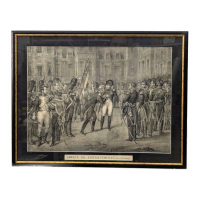 une vieille photo montrant un groupe d'hommes en uniforme debout devant un bâtiment