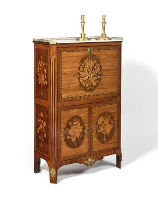 une armoire en bois avec un plateau en marbre et deux portes