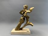 une statue en bronze représentant une femme tenant une fleur, posée sur un socle en bois
