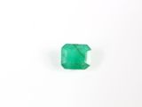 une pierre vert émeraude sur un fond blanc