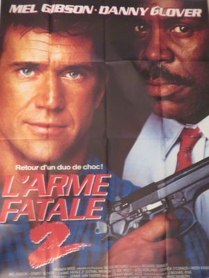une affiche de film représentant un homme tenant une arme à feu, avec un autre homme en arrière-plan
