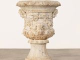 une photo représentant un grand vase blanc posé sur une table