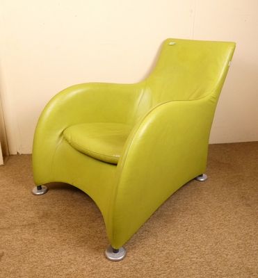 une chaise verte qui se trouve dans une pièce