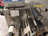 une machine posée sur le sol d'une pièce