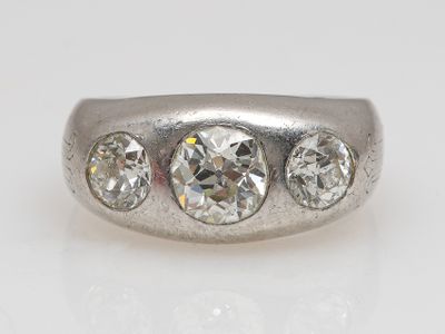 une bague en diamant de trois stones