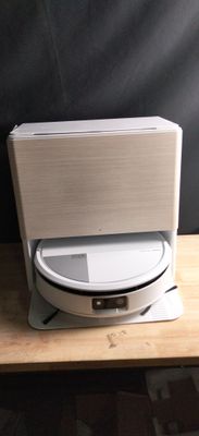 des toilettes blanches posées sur une table en bois