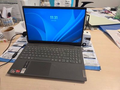 un ordinateur portable posé sur un bureau dans une pièce