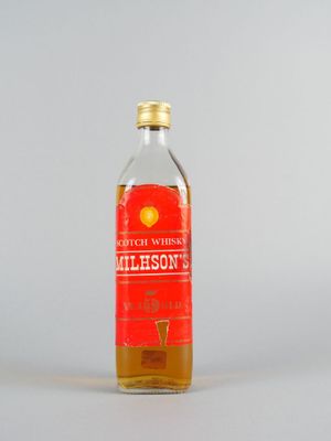 une image représentant une bouteille de whisky Jameson posée sur une surface blanche