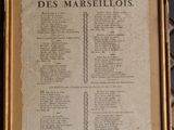 un vieux livre orné d'un cadre doré et comportant une liste de noms de personnes