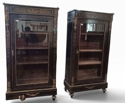 paire de bibliothèques anciennes peintes en noir et or, avec des portes vitrées