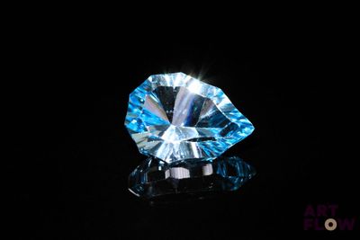 gros plan d'un diamant bleu sur une surface noire