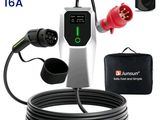 une image représentant un chargeur de voiture auquel est raccordé un câble et dans lequel est branché un chargeur