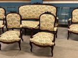 plusieurs chaises et une table dans une pièce aux murs bleus