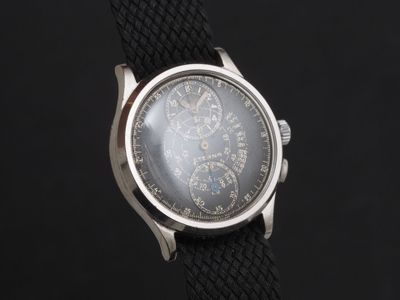 gros plan d'une montre sur fond noir