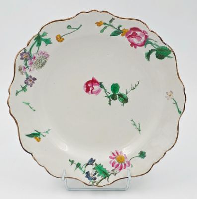 une assiette blanche avec un motif floral