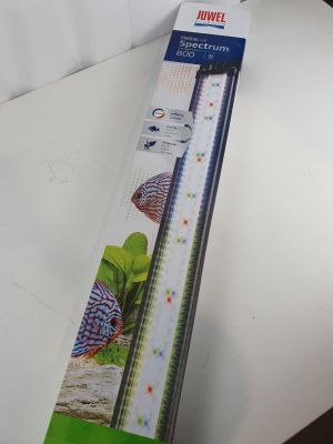 un gros plan sur une boîte de produits pour aquarium posée sur une table