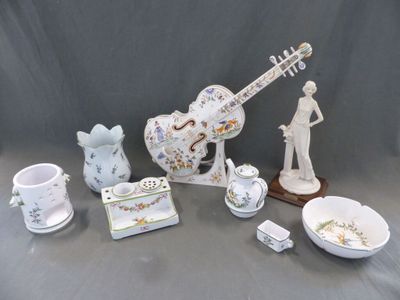 un grand nombre d'objets posés sur une table