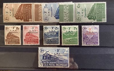 de nombreux timbres exposés dans une vitrine