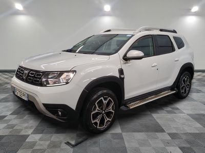 la dacia blanche est garée sur un carrelage à carreaux