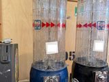 deux machines posées sur une table en verre