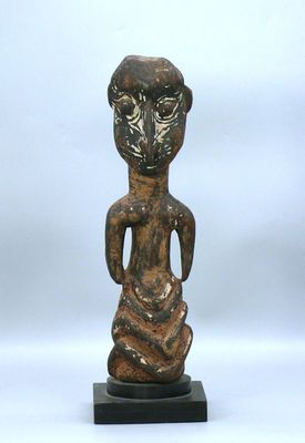 une statue représentant une femme avec un serpent sur le dos