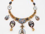 une photo d'un collier orné d'une image de Jésus et d'autres objets religieux