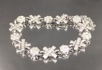 gros plan d'un bracelet en diamant sur une surface noire