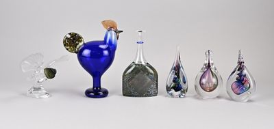 beaucoup de bouteilles et de vases en verre posés sur une table