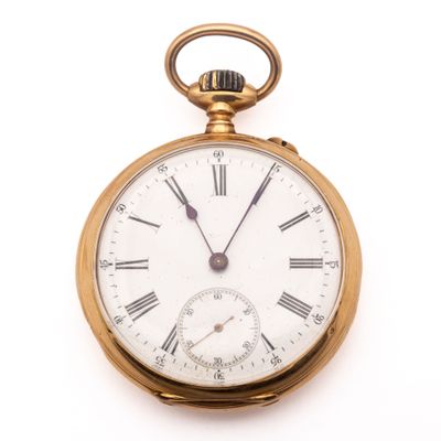 une montre de poche en or avec des chiffres romains sur le cadran