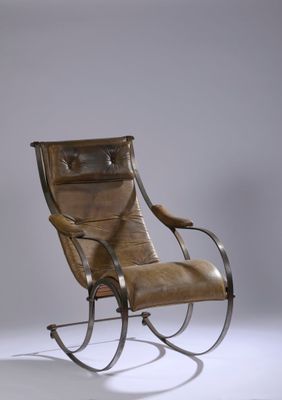 une image représentant un fauteuil à bascule avec une assise en cuir et un repose-pieds