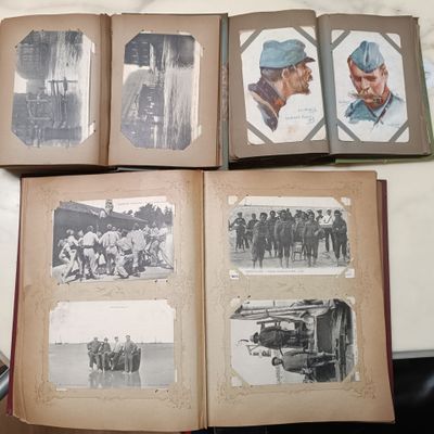 plusieurs photos en noir et blanc d'hommes en uniforme militaire posées sur une table