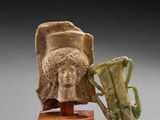 une statue représentant une femme tenant un vase, à côté d'une statue représentant un homme