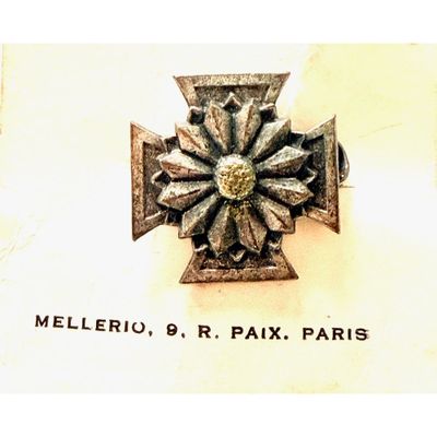 MELLERIO. Broche en métal argenté à motif d’une croix stylis…