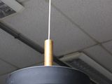 une lampe suspendue au plafond de la pièce