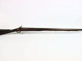un vieux fusil avec un canon en bois sur fond blanc