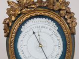une horloge posée sur un socle