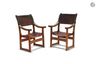 deux chaises en bois avec des assises en cuir marron sur fond blanc