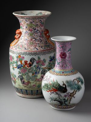 deux vases posés l'un à côté de l'autre sur une table
