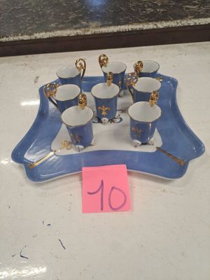 un plateau bleu sur lequel se trouvent des tasses et des cuillères