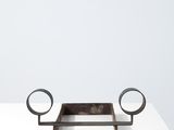un plateau métallique sur lequel reposent deux miroirs, posé sur une table blanche